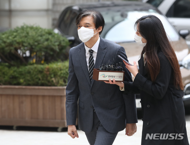 ▲ 지난해 11월 20일 조국 전 법무부장관이 공판에 출석하기 위해 서울 서초구 서울중앙지방법원으로 들어서고 있다. ⓒ뉴시스