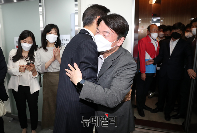 ▲ 국민의힘 소속 오세훈 서울시장이 지난 8일 오전 서울 여의도 국민의힘 중앙당사에 마련된 개표상황실에서 안철수 국민의당 대표를 맞이하며 포옹을 하고 있다.ⓒ이종현 기자