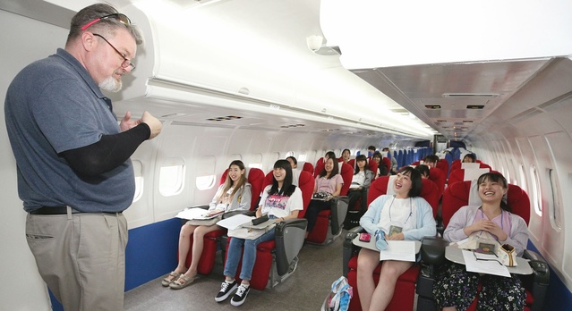 ▲ 일본 사가이여대 학생들이 지난 2019년 대구경북영어마을 항공기내체험실에서 영어 학습에 나섰다.ⓒ영진전문대