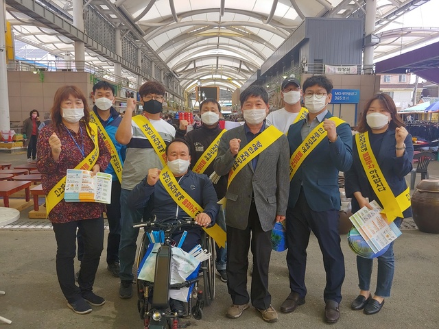 ▲ 성주군은 5월 7일, 성주군장애인협회 회원 10여 명과 함께 전통시장 및 성밖숲 일원에서 ‘장애인전용주차구역 주차 금지’ 홍보 캠페인을 실시했다.ⓒ성주군