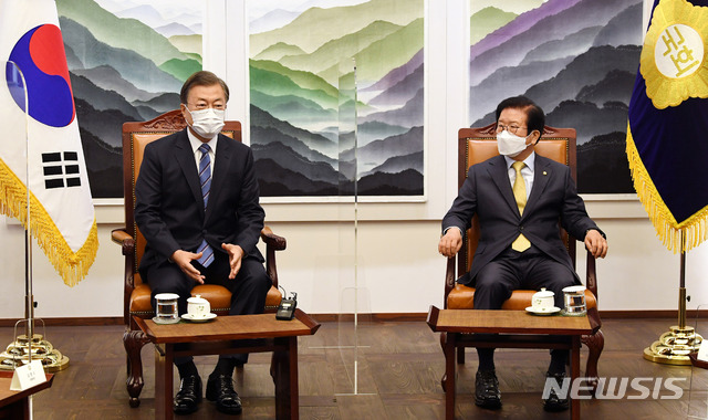 ▲ 문재인 대통령이 지난해 10월 28일 서울 여의도 국회 의장 접견실에서 2021년도 예산안 시정연설을 하기 전 박병석 국회의장과 환담을 하고 있는 모습. ⓒ뉴시스