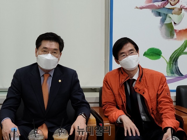 ▲ 국민의힘 당 대표에 도전한 조경태(부산 사하구을, 오른쪽) 의원이 포항을 방문해 기자들과 간담회를 가졌다.ⓒ뉴데일리