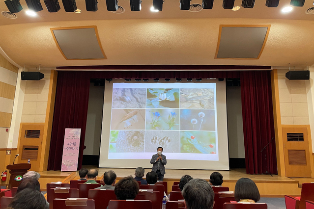 ▲ 예천군(군수 김학동)과 예천낭독연구회(회장 권오휘)가 함께 추진하는 ‘2021년 주민과 함께하는 문학아카데미 인문학 숲길 산책 강연’ 두 번째 강연이 청소년수련관에서 8일 오후 2시에 개최됐다.ⓒ예천시