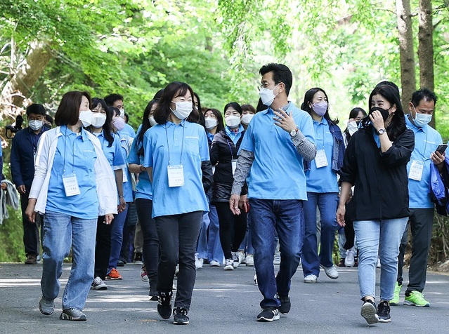 ▲ 허태정 대전시장이 우리사랑봉사단원들과 함께 보문산을 오르고 있다.ⓒ대전시