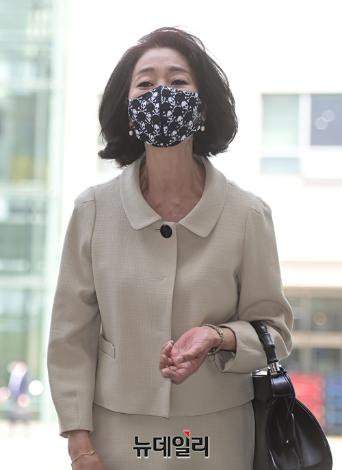 ▲ 배우 김부선씨가 지난달 21일 오후 서울 송파구 동부지방법원으로 이재명 경기지사를 상대로 낸 손해배상 청구소송 재판에 출석하며 입장을 밝히고 있다.ⓒ정상윤 기자