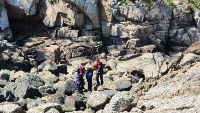▲ 갯바위에서 넘어져 머리를 다친 60대 여성을 해양경찰 2명이 부축해 이동하고 있다.ⓒ태안해양경찰서