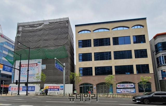 ▲ 충북 청주 동남지구에 영운용암새마을금고와 금천새마을금고가 동시에 지점을 개설하고 본격적인 영업에 나선다. 그러나 새마을금고중앙회가 지점 간 이격거리 300m를 둬야 한다는 규정을 무시한 채 동시에 인가를 내줘 논란이 일고 있다. 사진은 금천새마을금고와 영운용암새마을금고 건물이 나란히 맡붙어 있다.ⓒ뉴데일리 DB