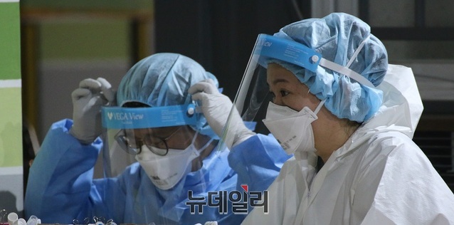 ▲ 방역당국이 세종시 어진동 코로나19 선별진료소에서 시민에게 검채를 체취하고 있다.ⓒ이길표 기자