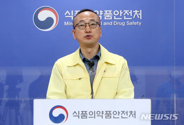 ▲ 김상봉 식품의약품안전처 바이오생약국장이 10일 오전 충북 청주 식약처에서 미국 제약사 모더나가 개발한 코로나19 백신 검증 자문단 회의결과를 발표하고 있다. ⓒ뉴시스