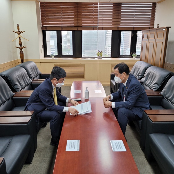 ▲ 최영조 경산시장(오른쪽)은 7일 기획재정부 서울정부청사 안도걸 2차관을 만나 지역 현안 사업을 설명하고 협조를 당부했다.ⓒ경산시