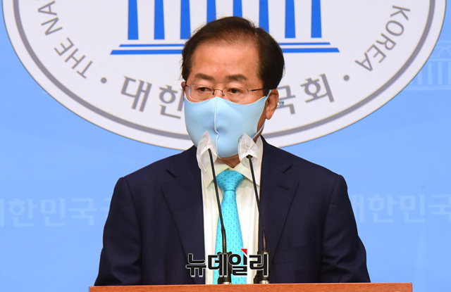 ▲ 홍준표 무소속 의원이 10일 오전 국회 소통관에서 기자회견을 열고 국민의힘 복당 의사를 밝히고 있다.ⓒ이종현 기자