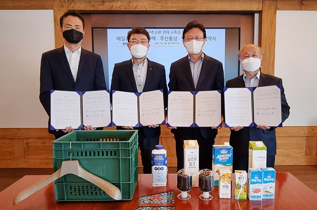 ▲ (좌로부터) 오재항 테트라팩코리아 부사장, 강동훈 SK종합화학 그린 비즈 추진 그룹장, 조성형 매일유업 부사장, 이동규 주신통상 대표이사 등이 업무협약식에서 기념촬영을 하고 있다. ⓒSK이노베이션