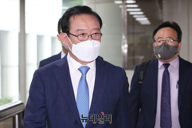 ▲ 송철호 울산시장이 10일 서울중앙지법 형사21부(장용범 부장판사) 심리로 열린 청와대 울산시장선거 개입 사건 첫 공판기일에 출석하고 있다. ⓒ정상윤 기자