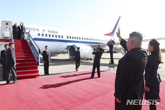▲ 문재인 대통령과 부인 김정숙 여사가 2박3일간 평양남북정상회담 일정을 마치고 지난 2018년 9월20일 삼지연 공항에서 김정은 북한 국무위원장 내외의 환송을 받으며 공군 2호기에 오르고 있다.ⓒ뉴시스