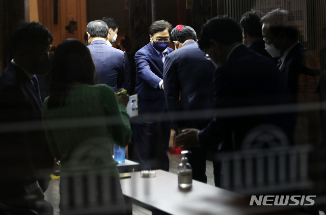 ▲ 송영길 더불어민주당 대표가 10일 오후 서울 여의도 국회에서 열린 비공개 의원총회에 참석하며 우원식 의원과 인사를 나누고 있다. ⓒ뉴시스