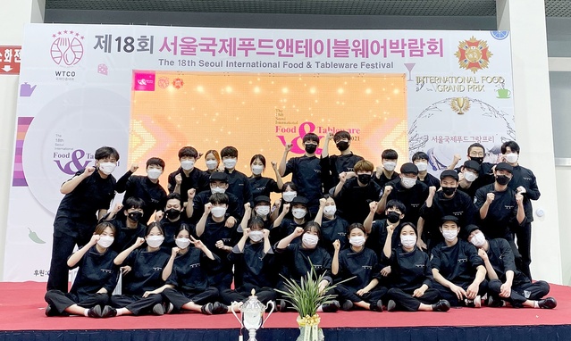 ▲ 영남이공대학교(총장 이재용) 식음료조리계열 학생들이 제18회 서울국제푸드그랑프리 대회에서 대회 최고상인 보건복지부장관상을 비롯한 농촌진흥청장상, 소상공인시장진흥공단장상을 수상하며 대회 3관왕의 쾌거를 달성했다.ⓒ영남이공대