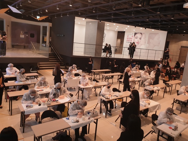 ▲ 수성대학교(총장 김선순)는 (사)K-beauty전문가연합회와 함께 ‘2021년 제11회 국제바디아트 콘테스트 in olympic’ 대회를 9일 강산관 메디뷰티선도센터(MBLC)에서 개최했다.ⓒ수성대