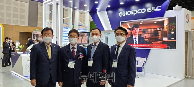 ▲ 이철우 도지사(왼쪽 두번째)는 “탄소중립과 기후위기 대응을 위한 원자력의 역할을 강조했다. 전세계적으로 인정받고 있는 국내 원자력기술이 이러한 추세에 신속해야 부응해야 한다”고 말했다.ⓒ뉴데일리