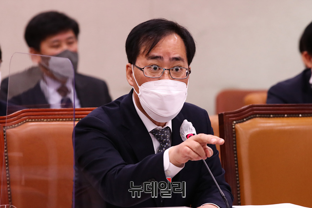 ▲ 박준영 해양수산부 장관 후보자가 4일 국회 농림축산식품해양수산위원회에서 열린 인사청문회에서 의원들의 질문에 답하고 있다. ⓒ공동취재단