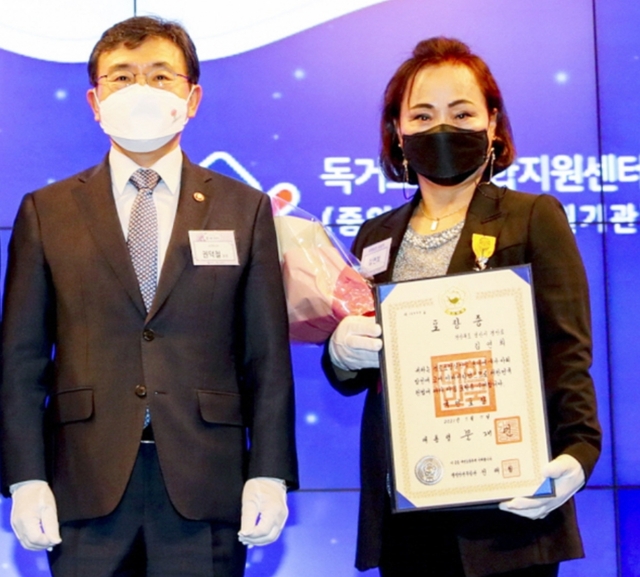 ▲ 경산시 중방동에 살고 있는 김연희(오른쪽)씨는 지난 7일 보건복지부 2021년 어버이날 효사랑 큰잔치에서 국민포장을 수상했다.ⓒ경산시