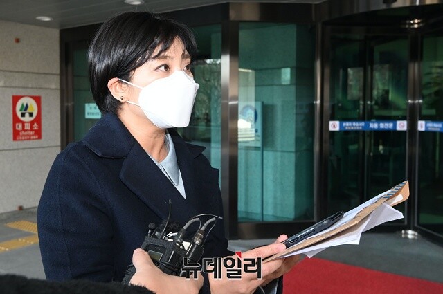 ▲ 조국 전 법무장관을 상대로 집단손해배상 소송을 대리한 김소연 변호사. 사진은 지난 2월 9일 김 변호사가 서울 서초구 대검찰청 민원실 앞에서 박범계 법무부 장관을 통신비밀보호법·개인정보보호법·저작권법 위반 등으로 고소하며 기자회견을 하는 모습. ⓒ뉴데일리DB