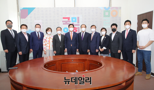 ▲ 김기현 국민의힘 대표 권한대행 겸 원내대표와 황우여 중앙당 선거관리위원장이 11일 국회에서 당 대표 및 최고위원 선출을 위해 열린 중앙당 선거관리위원회 1차 회의에서 기념사진을 촬영하고 있다.ⓒ이종현 기자