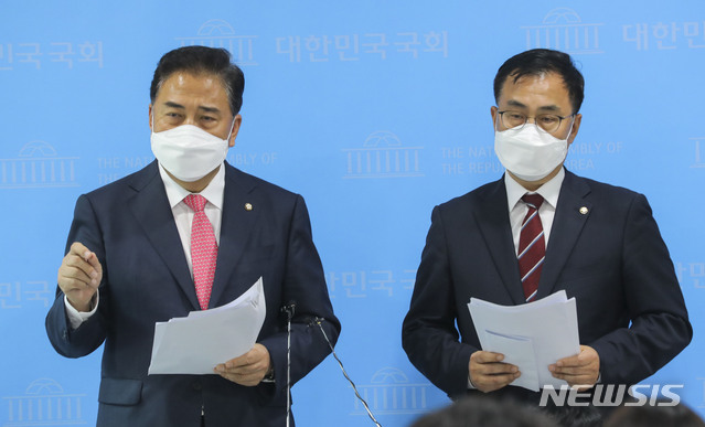 ▲ 코로나-19 백신 확보를 위한 '국민의힘 백신 사절단'인 국민의힘의 박진(좌)·최형두(우) 의원이 오는 12일 미국으로 떠난다. 사진은 11일 오후 국회에서 기자들에게 관련 내용을 설명하는 박진·최형두 의원. ⓒ뉴시스