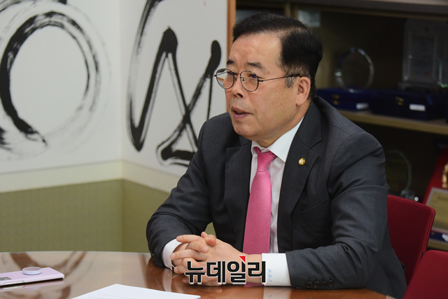 ▲ 박성중 국민의힘 의원이 11일 오전 서울 여의도 국회의원회관 의원실에서 본지와 인터뷰를 하고 있다.ⓒ이종현 기자