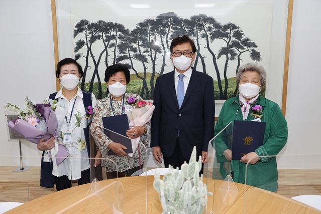 ▲ 사진 좌측부터 중졸 최고령 합격자 오명자 씨(77), 초졸 최고령 합격자인 민암자 씨(78), 김병우 충청북도교육감, 고졸 최고령합격자 장옥순 씨(84).ⓒ충북도교육청