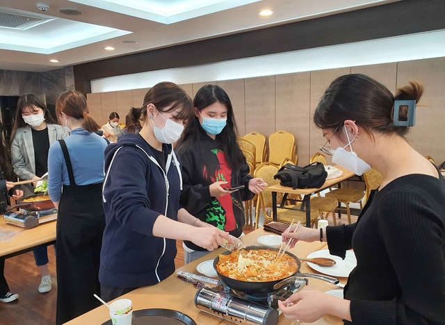 ▲ 영진전문대 호텔항공관광계열은 외국인 유학생들을 위한 K-푸드 체험 행사를 열었다. 사진은 11일 오후 대학 호텔식음료실습실에서 외국인 유학생들이 치즈떡볶이를 만드는 모습.ⓒ영진전문대