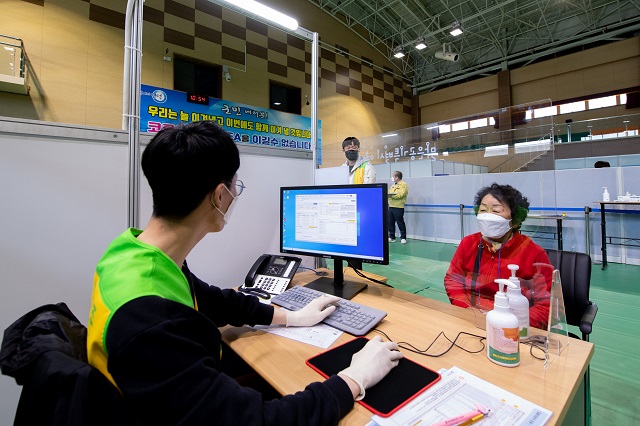 ▲ 영덕군는 75세 이상 어르신을 대상으로 코로나19 화이자 백신 2차 접종을 시작한다.ⓒ영덕군