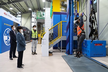 ▲ 김진숙 도공 사장이 안전벨트 매달림 시연을 참관하고 있다.ⓒ도공