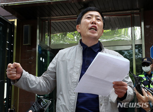 ▲ 지난 6일 서울경찰청 안보수사대가 사무실을 압수수색하자 박상학 자유북한운동연합 대표가 입장문을 낭독하고 있다. ⓒ뉴시스. 무단전재 및 재배포 금지.