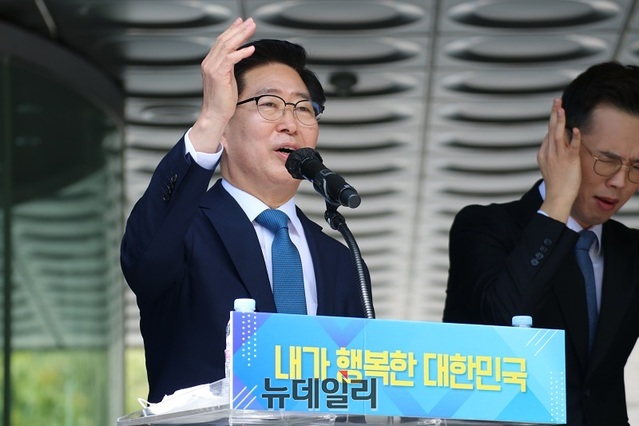 ▲ 양승조 충남도지사가 12일 세종시 지방차지회관 앞에서 20대 대통령선거 출마를 선언하고 있다.ⓒ이길표 기자