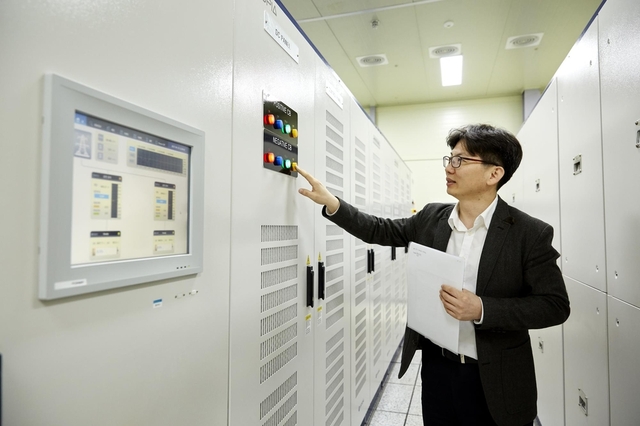 ▲ ESG 전력변환기를 조작 중인 효성중공업 직원 ⓒ 효성