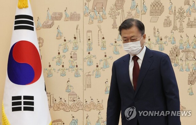 ▲ 문재인 대통령이 12일 오전 청와대에서 열린 천대엽 신임 대법관 임명장 수여식에 참석하고 있다.ⓒ연합뉴스