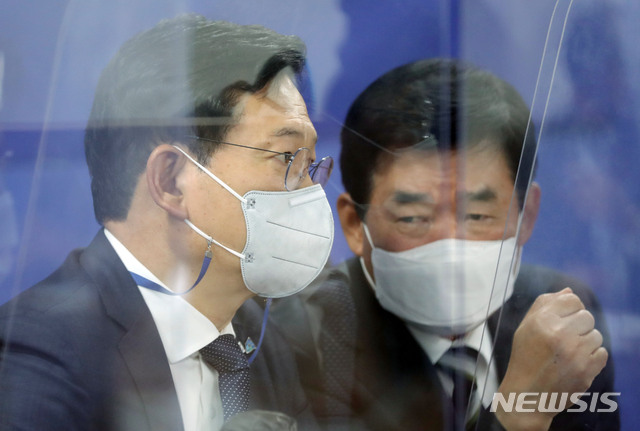▲ 더불어민주당 송영길 대표, 김진표 부동산특별위원회 위원장이 12일 오후 서울 여의도 국회 의원회관에서 열린 부동산특별위원회 회의에서 대화하고 있다. ⓒ뉴시스
