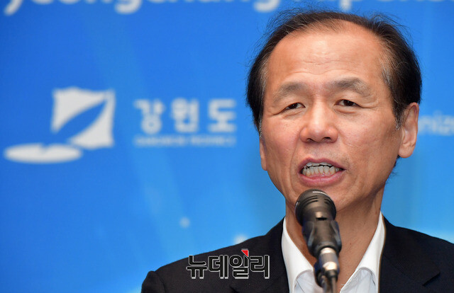 ▲ 최문순 강원지사. 최 지사는 12일 대북전단 살포행위가 북한의 군사도발을 부추긴다며 살포자를 엄중 처벌하라고 정부에 촉구했다. ⓒ정상윤 기자