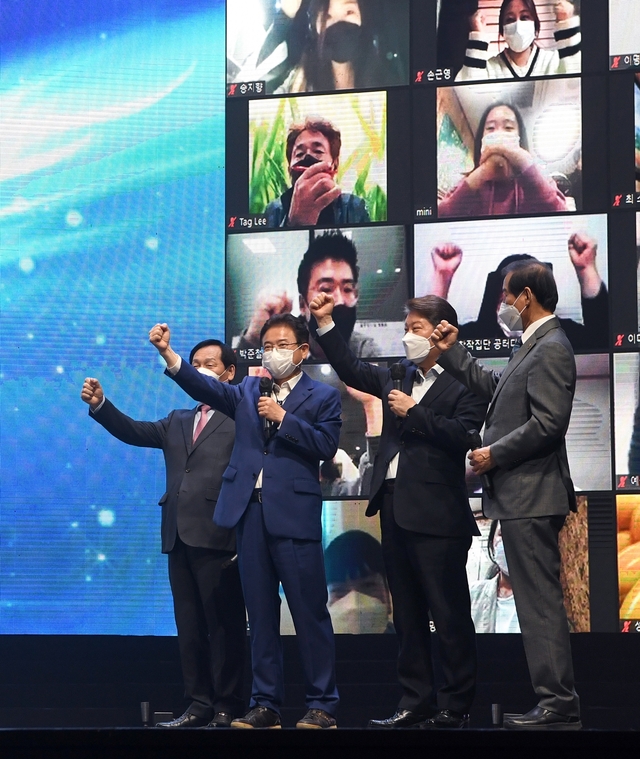 ▲ 고우현 경북도의회 의장, 이철우 경북도지사, 권영진 대구시장, 장상수 대구시의회 의장(왼쪽부터)이 무대에 올라 파이팅을 외치고 있다.ⓒ경북도