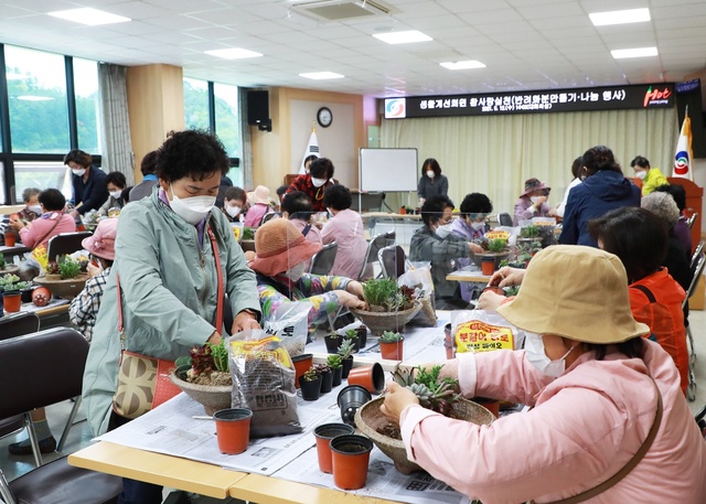 ▲ 영양군(군수 오도창)과 한국생활개선영양군연합회(회장 안귀영)는 12일 관내 독거 어르신 30분을 대상으로 농업기술센터 대회의실에서 ‘사랑의 반려화분 만들기 행사’를 추진했다.ⓒ영양군