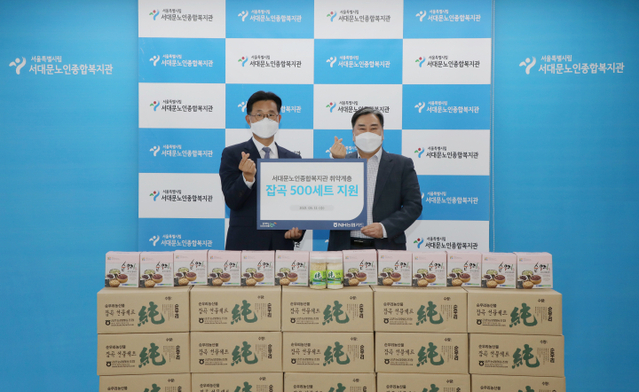 ▲ NH농협카드 봉사단과 서준호 부사장(사진 왼쪽)이 지난 12일 잡곡 1kg 500세트를 서대문노인종합복지관에 전달하고, 탁우상 관장(오른쪽)과 기념촬영을 진행했다.ⓒNH농협카드