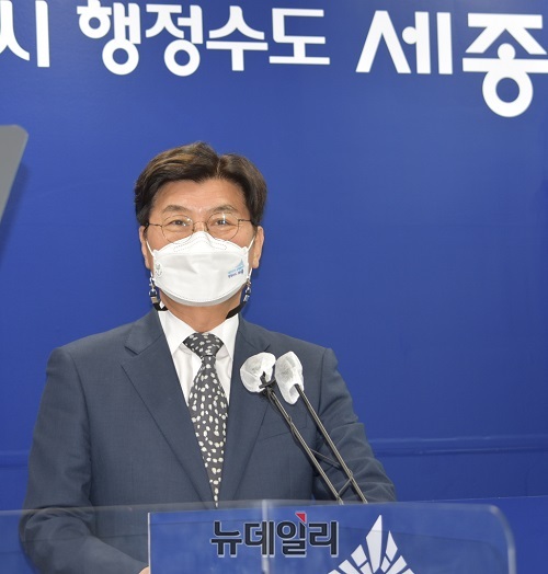 ▲ 이춘희 세종시장은 13일 온라인 정례브리핑에서 한글사랑도시 세종'의 비전 아래 한글 진흥정책을 추진할 계획이라고 밝히고 있다.ⓒ이길표 기자