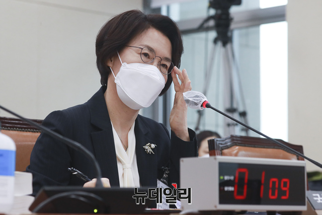 ▲ 임혜숙 과학기술정보통신부 장관 후보자가 지난 4일 오전 국회에서 열린 과학기술정보방송통신위원회 인사청문회에서 안경을 고쳐쓰고 있다.ⓒ이종현 기자