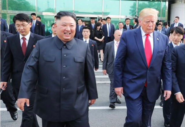 ▲ 북한이 내놓은 김정은 외교활동 화보집에 실린 2019년 6월 30일 판문점 회동 사진. ⓒ연합뉴스. 무단전재 및 재배포 금지.