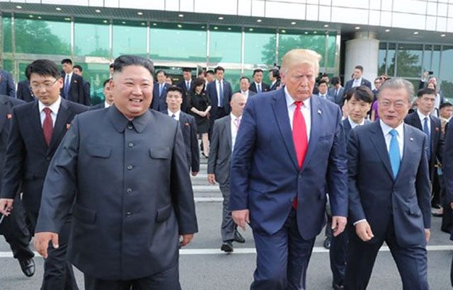 ▲ 판문점 회동의 원본사진. 세계 언론에는 이 사진이 실렸다. ⓒ뉴시스. 무단전재 및 재배포 금지.