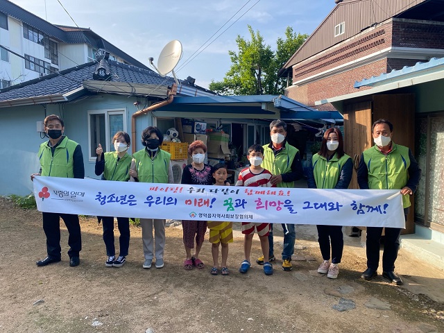 ▲ 영덕읍 지역사회보장협의체는 저소득 청소년가정 공부방 리모델링 사업으로 2명의 학생을 선정해 책상, 의자 등 학습용품을 지원하는 사업을 펼쳤다.ⓒ영덕군