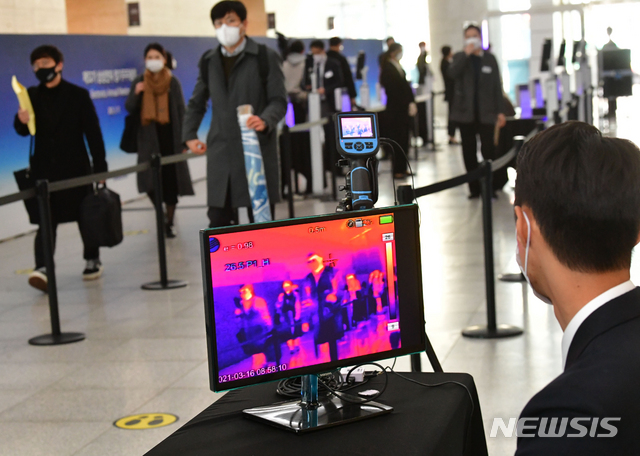 ▲ 국내 한 행사장에서 열화상 카메라로 출입객들의 체온을 측정하는 모습. 이 같은 열화상카메라가 외부로 통신하는 기능이 있다는 조사결과가 나와 파장이 일 전망이다. ⓒ뉴시스