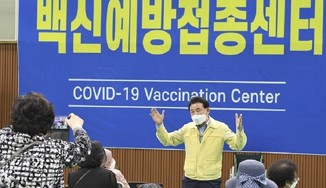 ▲ 박용갑 대전 중구청장이 최근 백신 예방접종센터에서 두 달째 접종대상자들을 안내하고 있어 논란이 일고 있다.ⓒ대전 중구