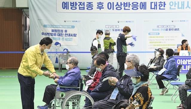 ▲ 박 청장이 예방접종센터 입구에서 어르신을 안내하고 부축하는 등 도움을 주고 있는 모습.ⓒ대전 중구