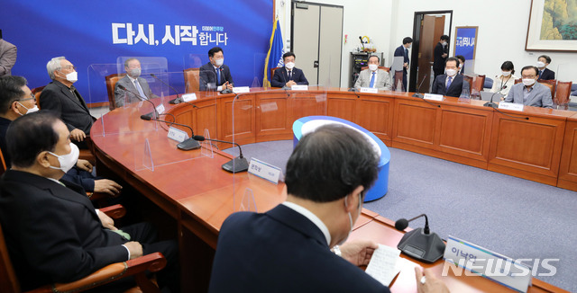 ▲ 송영길 더불어민주당 대표가 13일 서울 여의도 국회에서 열린 상임고문단 간담회에서 인사말을 하고 있다. ⓒ뉴시스